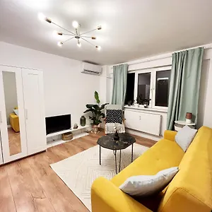 Lola's Close To Center Bucureşti